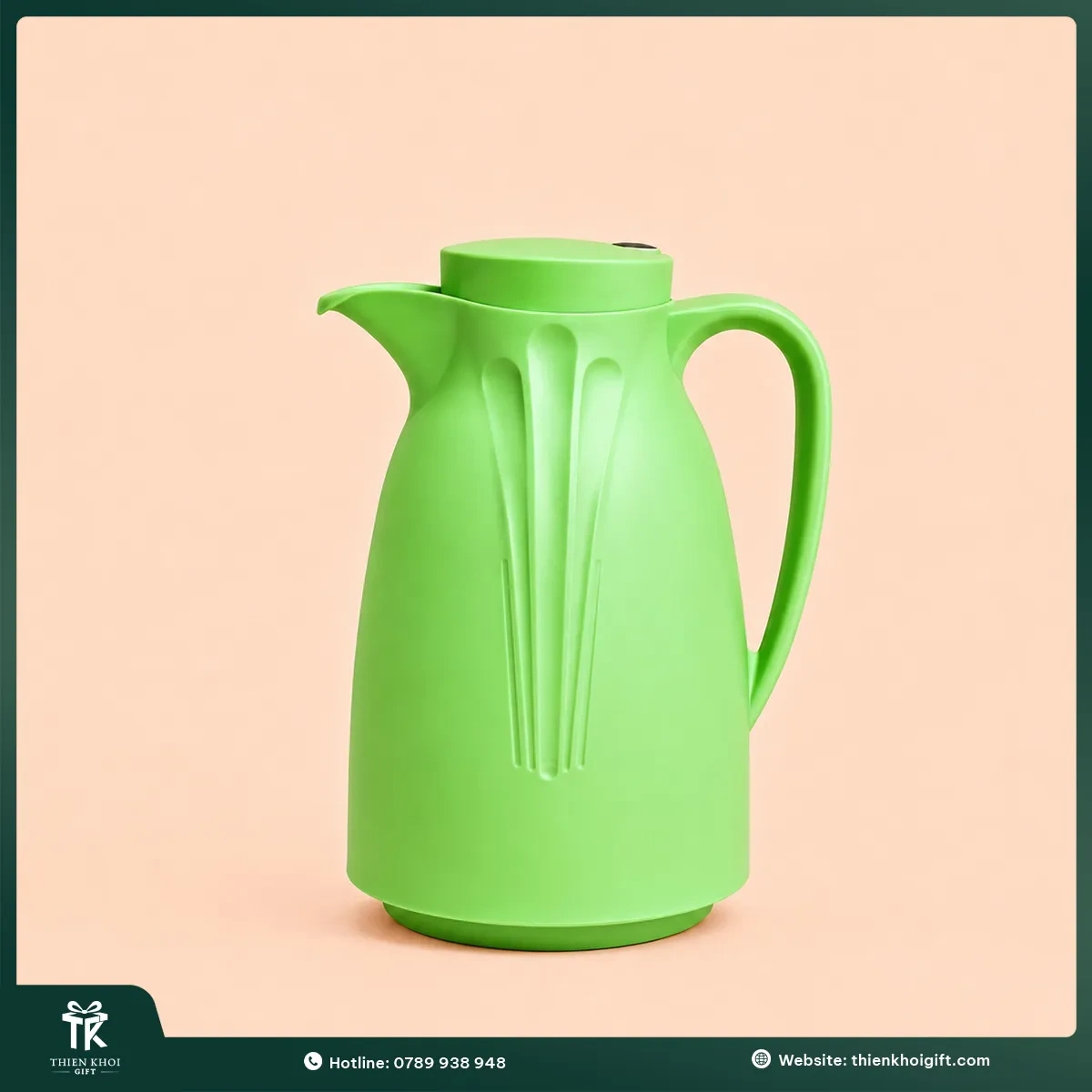 Phích nước nhựa màu xanh lá